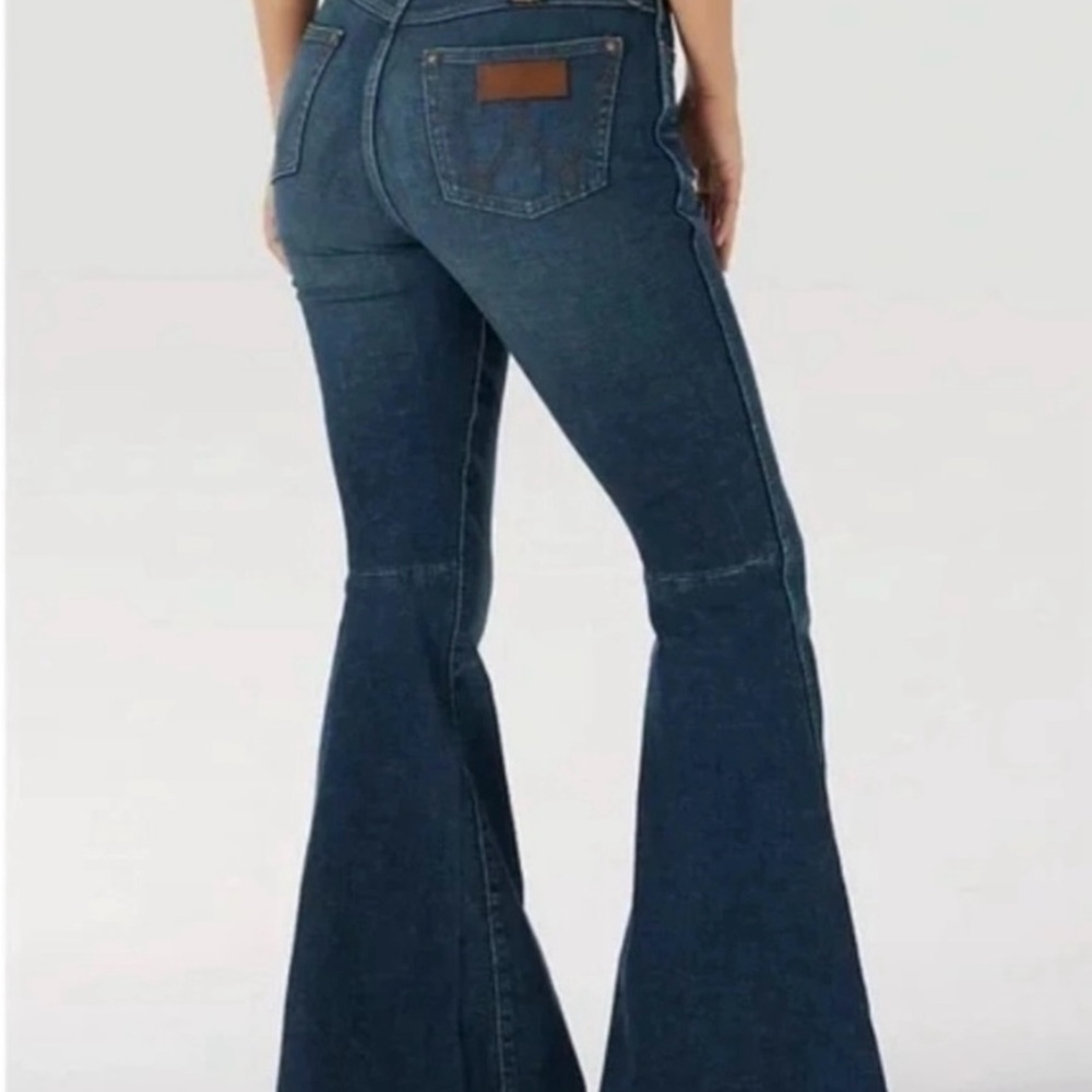 Wrangler Retro High Rise Trumpet
UltraFlare Jeans Tall 26x34 - Picture 13 of 13